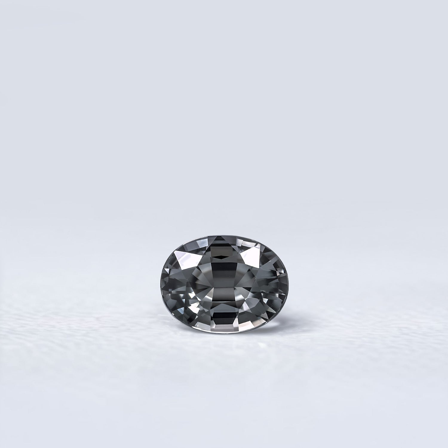 Spinelle gris naturel ovale facetté de 1.03 carat, couleur gris soutenu, originaire de Birmanie