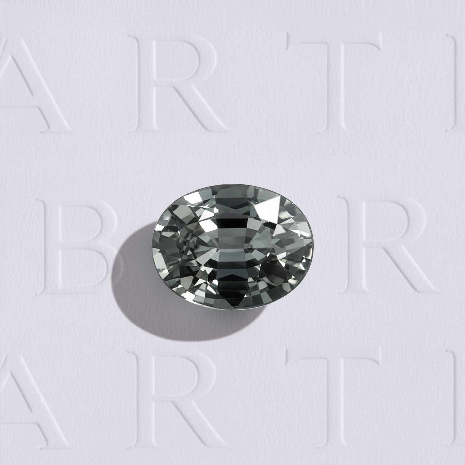 Spinelle gris naturel ovale facetté de 1.03 carat, couleur gris soutenu, aucun traitement, originaire de Birmanie