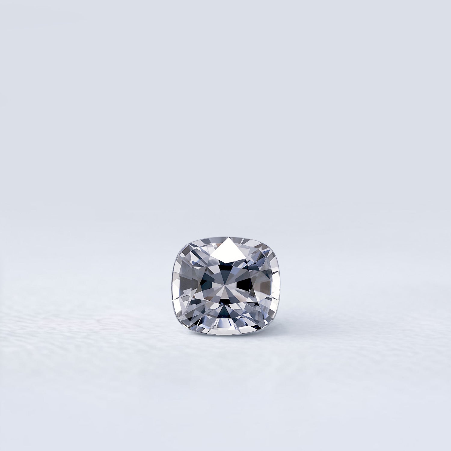 Spinelle gris naturel coussin rectangulaire de 1.59 carat, facetté, originaire du Myanmar, sans inclusion visible à l’œil nu.