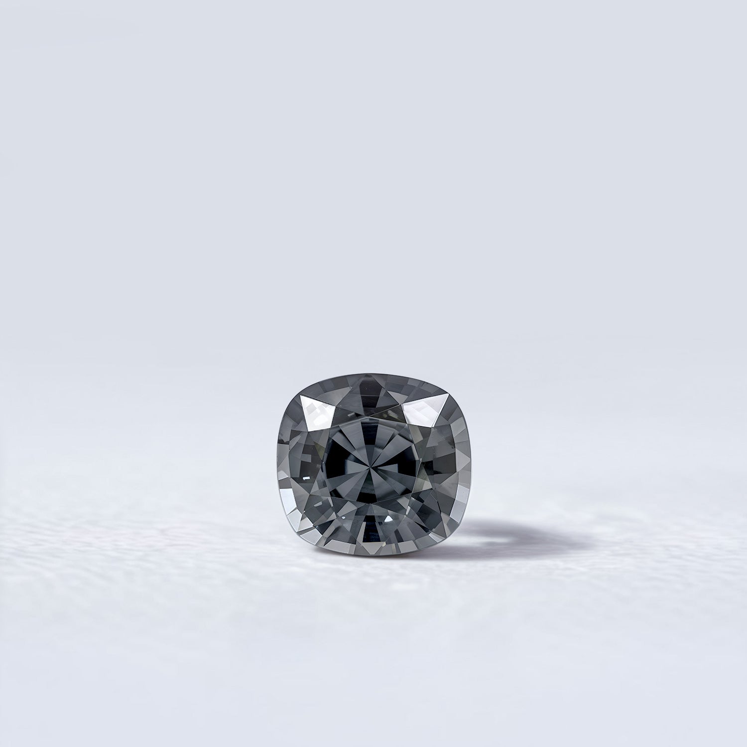 Spinelle gris naturel coussin rectangulaire de 1.78 carat, facetté, originaire du Myanmar, sans inclusion visible à l’œil nu