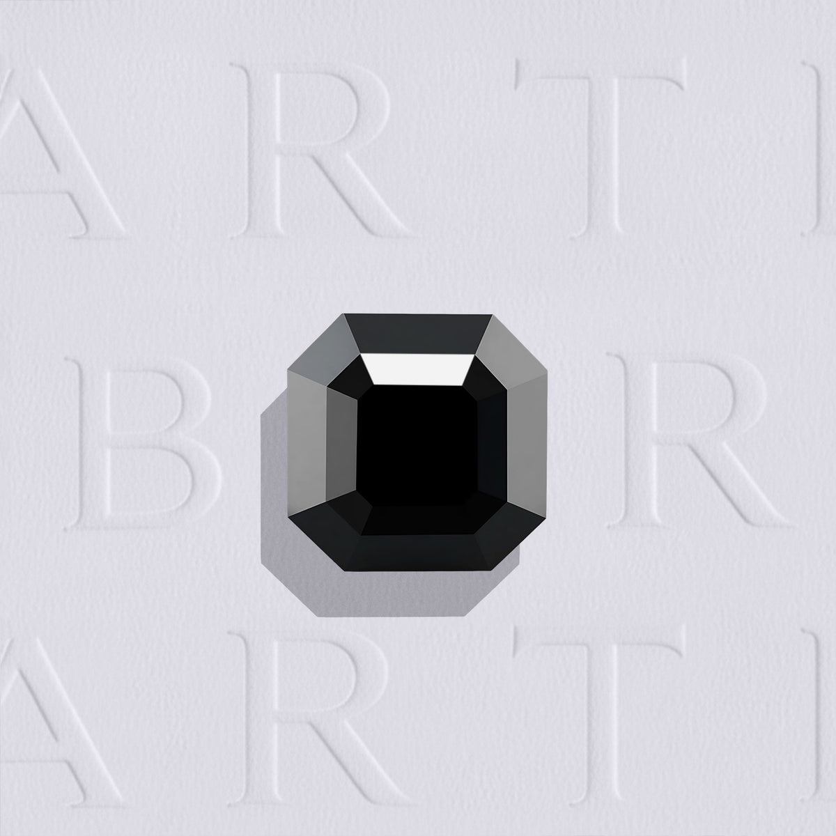 Spinelle Noir naturel facetté carré à pans coupés de 1.44 carat, de couleur noire, sans inclusion visible à l’œil nu. Aucun traitement. Origine Thailande.