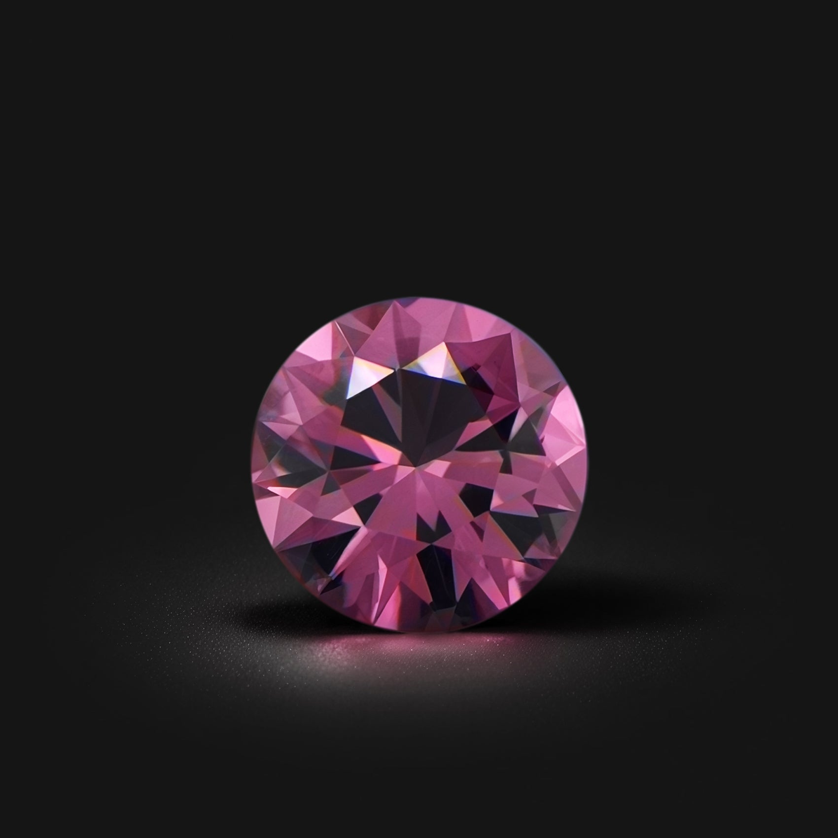 Spinelle violet rond facetté 1,02ct, violet profond, légèrement inclus, Sri Lanka