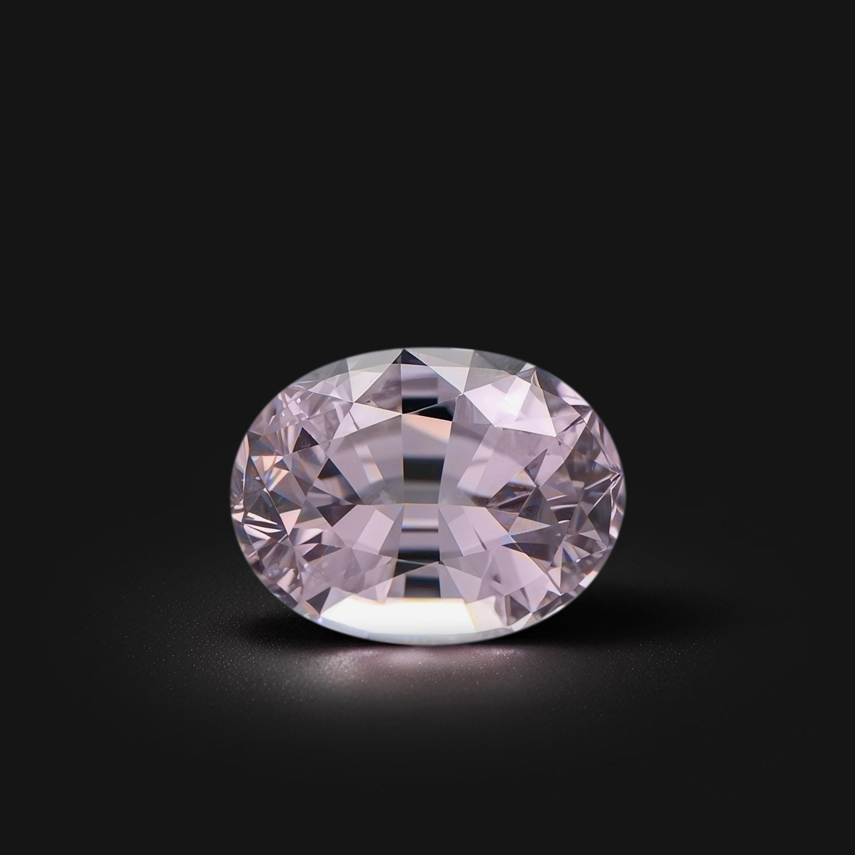 Spinelle violet ovale facetté 1,35ct, couleur violet-gris léger, pureté sans inclusion, Madagascar