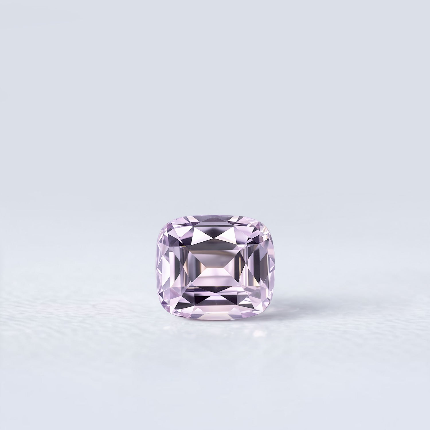 Spinelle violet coussin rectangle facetté 1,84ct, couleur violet-gris très léger, inclusions légères, provenance Sri Lanka
