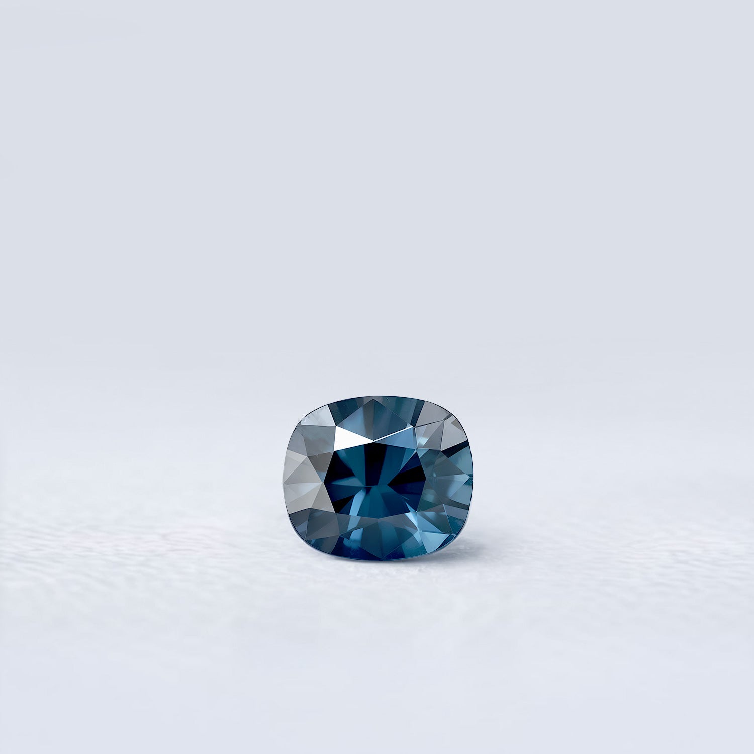 Spinelle bleu coussin rectangle facetté 1,38ct, cyan-bleuté sombre, pureté sans inclusion visible, provenance Sri Lanka