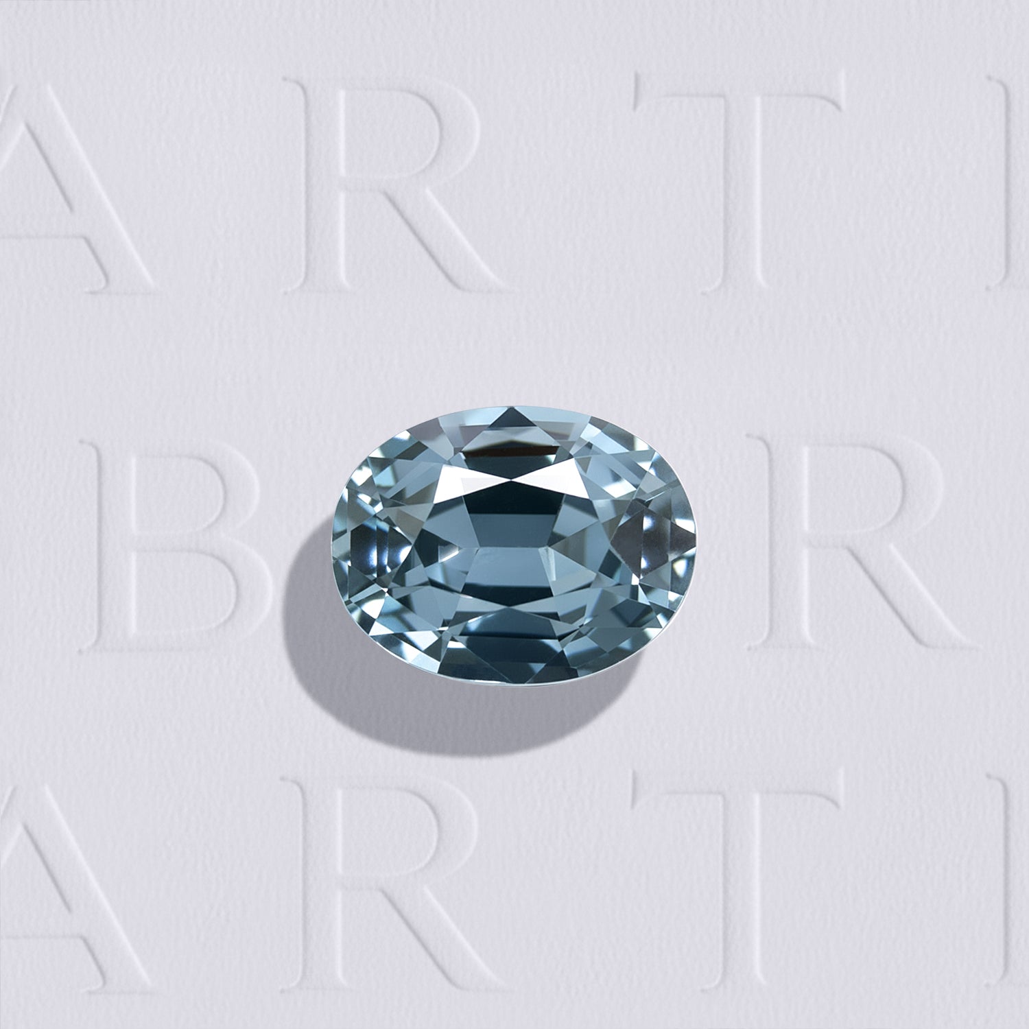 Spinelle bleu-gris naturel non traité, ovale de 1.12 carat, facetté, provenance Tanzanie, sans inclusion visible à l’œil nu