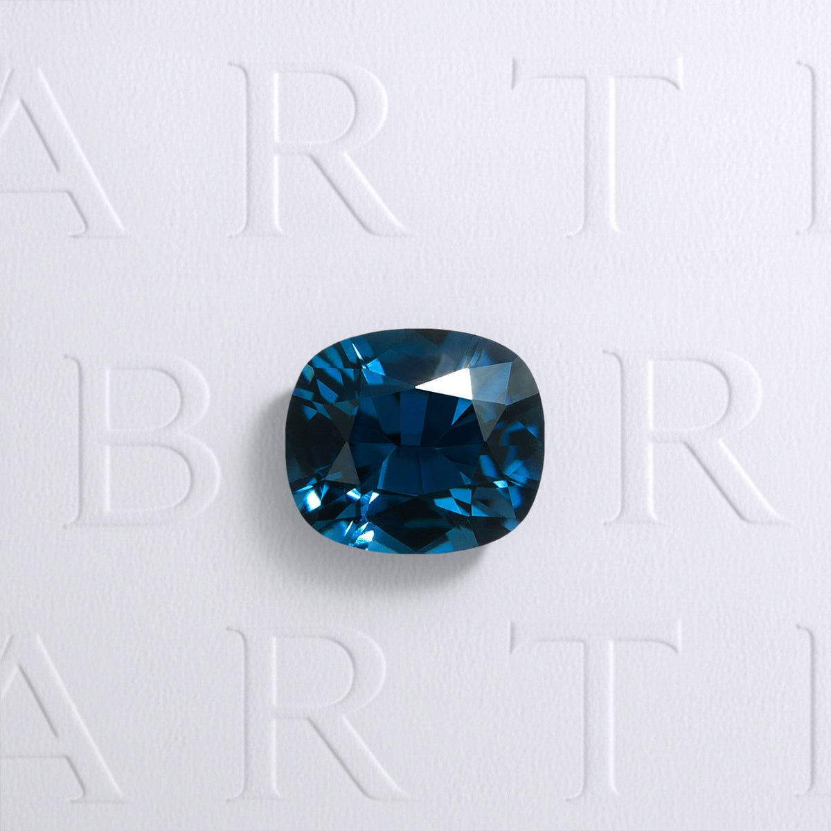 Spinelle bleu coussin rectangle facetté 1,38ct, cyan bleuté sombre, pureté sans inclusion visible, origine Sri Lanka