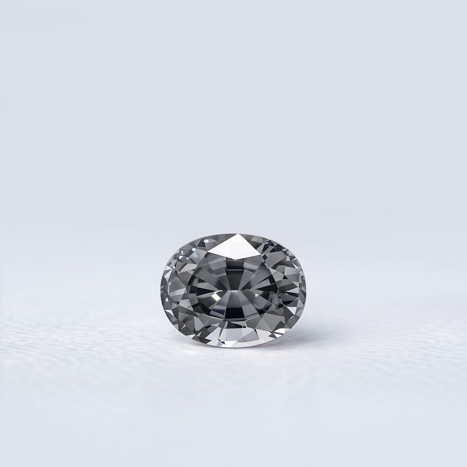 Spinelle gris naturel ovale de 1.64 carat, facetté, originaire du Myanmar, sans inclusion visible même à la loupe 10x