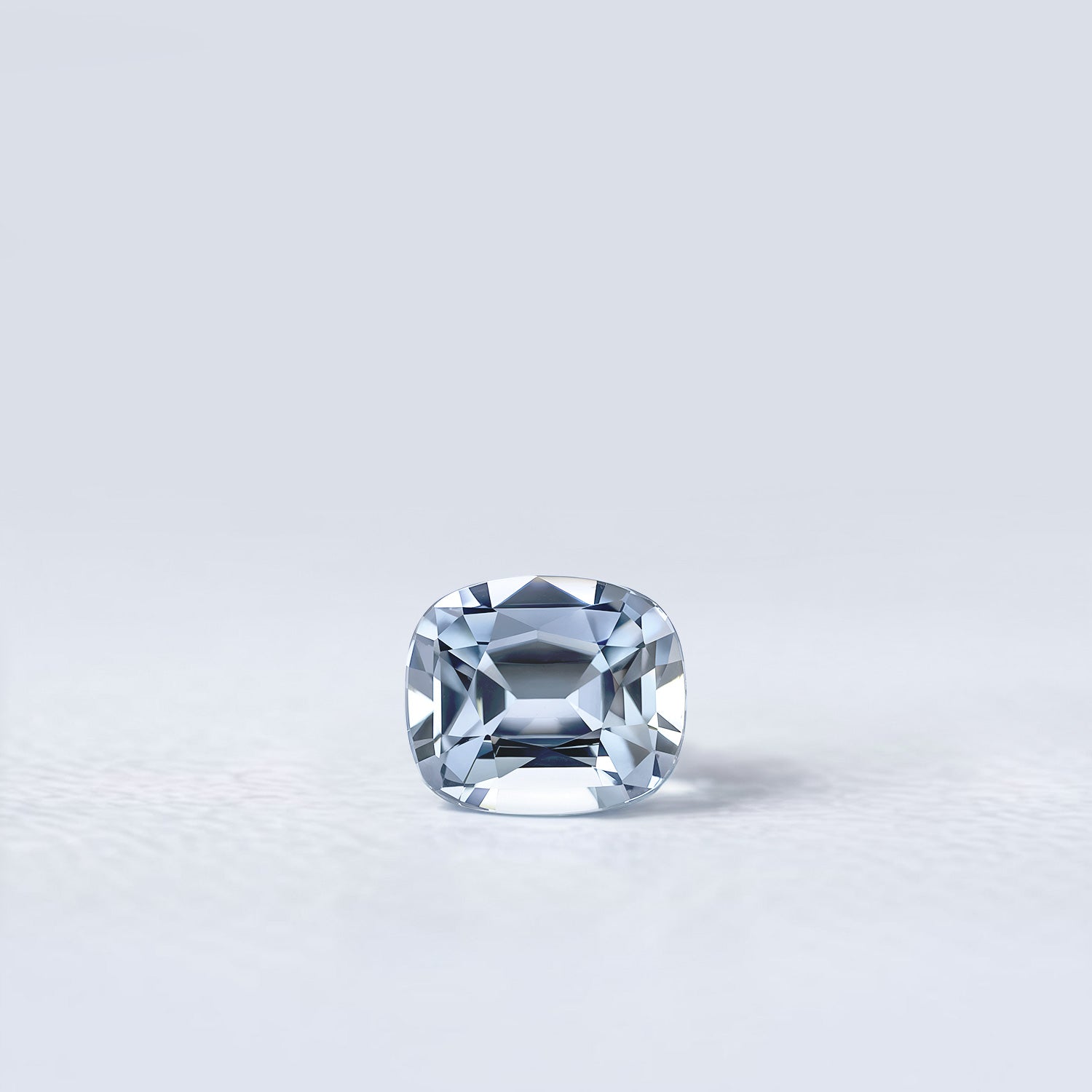 Spinelle naturel coussin rectangle de 1.05 carat, facetté, de couleur gris-bleuté léger, originaire du Sri Lanka