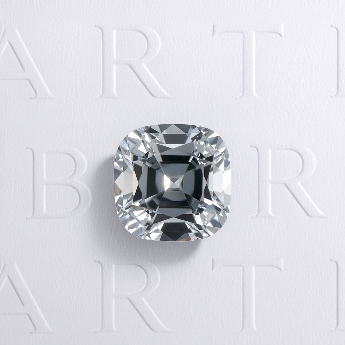 Spinelle gris 2,03 carats, coussin carré facetté, couleur Silver Grey, origine Mozambique