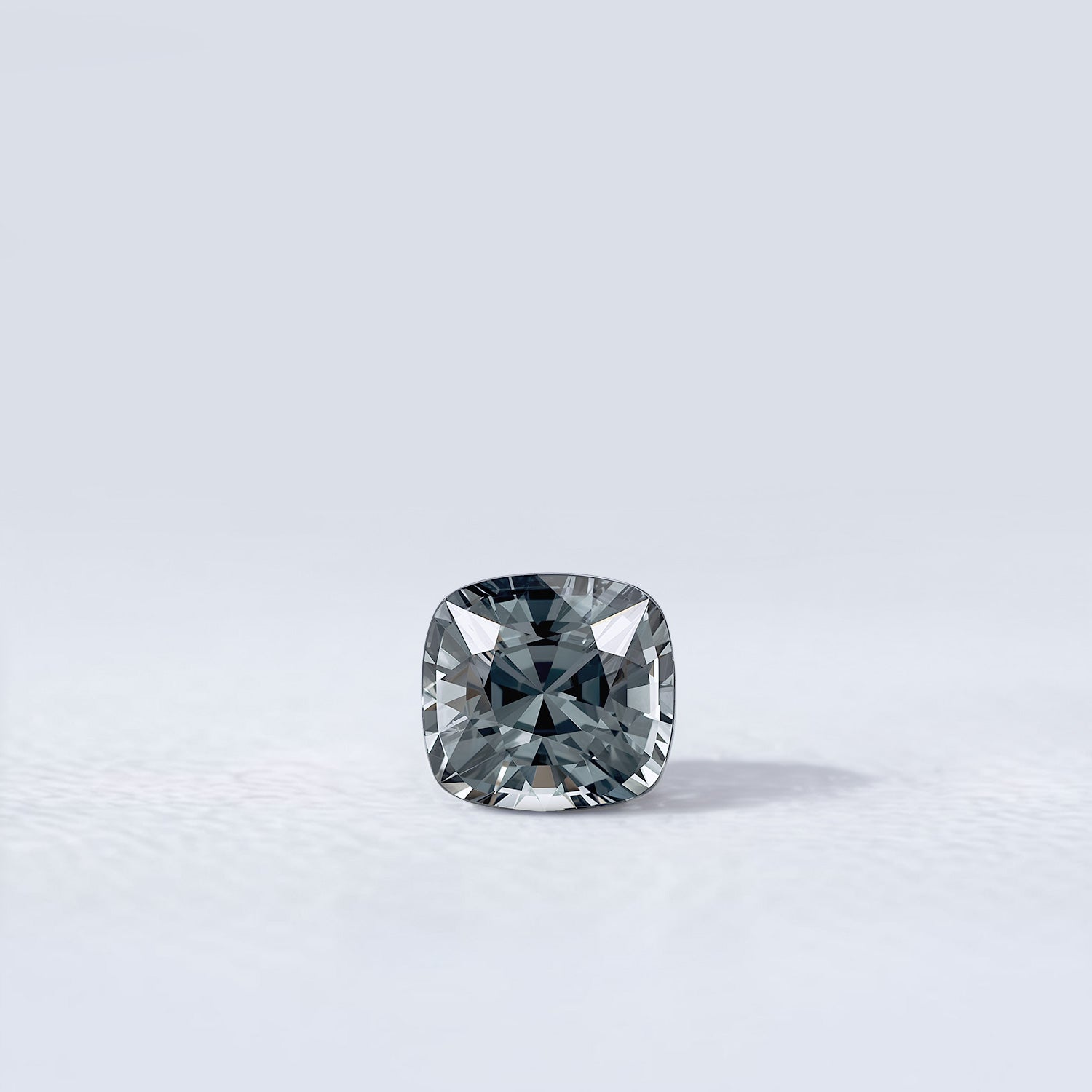 Spinelle gris naturel coussin facetté de 1.36 carat, couleur gris soutenu, originaire du Myanmar