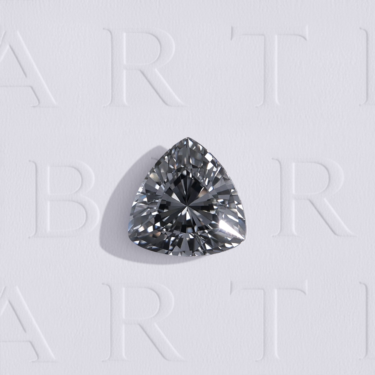 Spinelle gris naturel trillion facetté de 1.05 carat, couleur gris soutenu, originaire du Myanmar