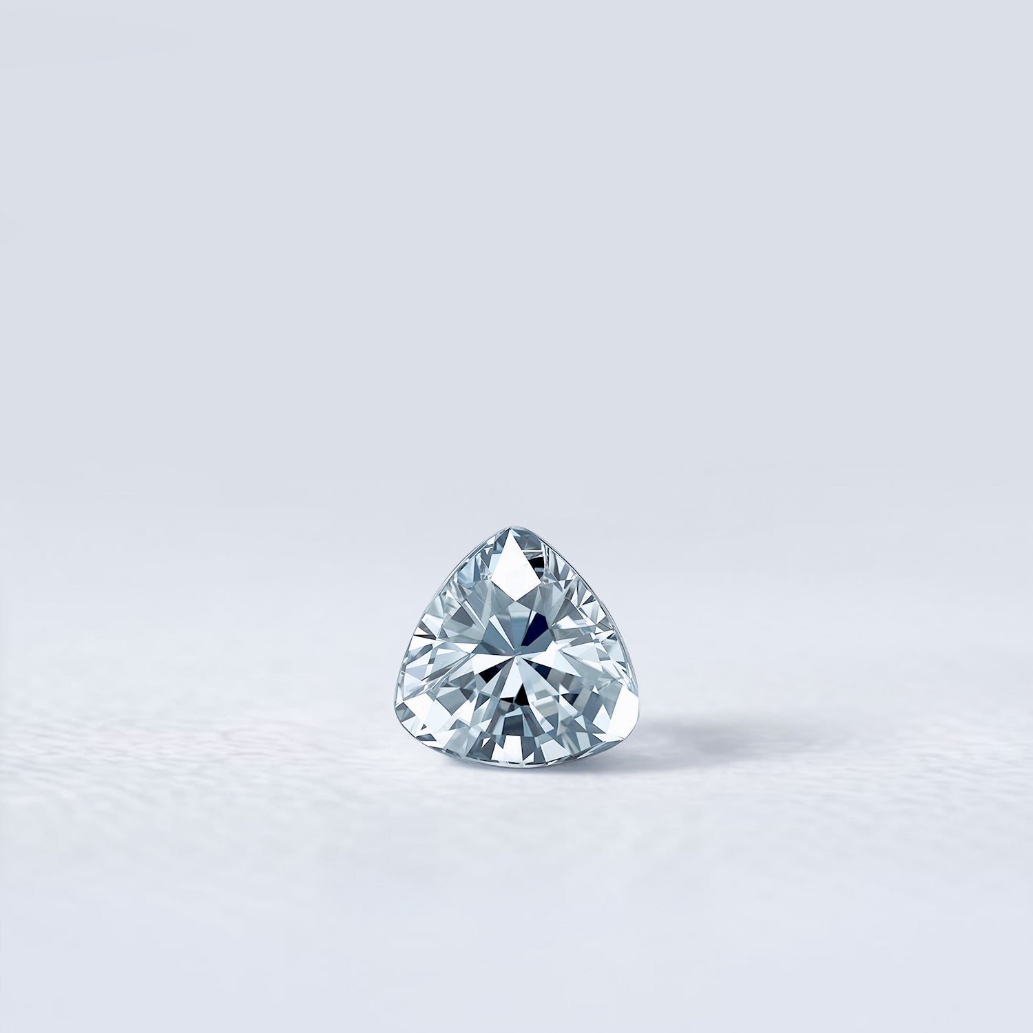 Spinelle gris-bleuté naturel trillion de 1.13 carat, facetté, originaire du Myanmar, sans inclusion visible à l’œil nu