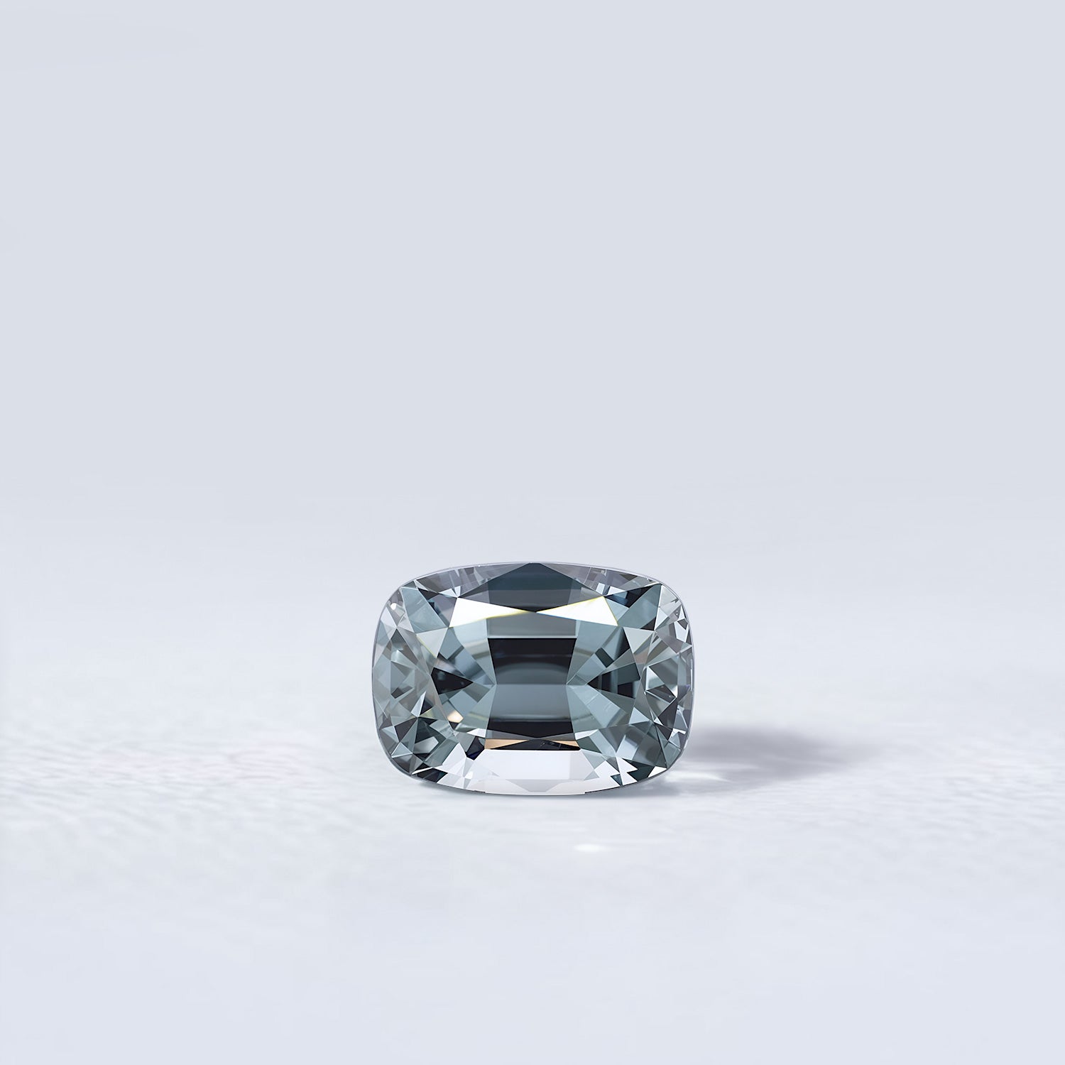 Spinelle naturel coussin facetté de 1.20 carat, couleur gris-bleuté soutenu, originaire du Myanmar