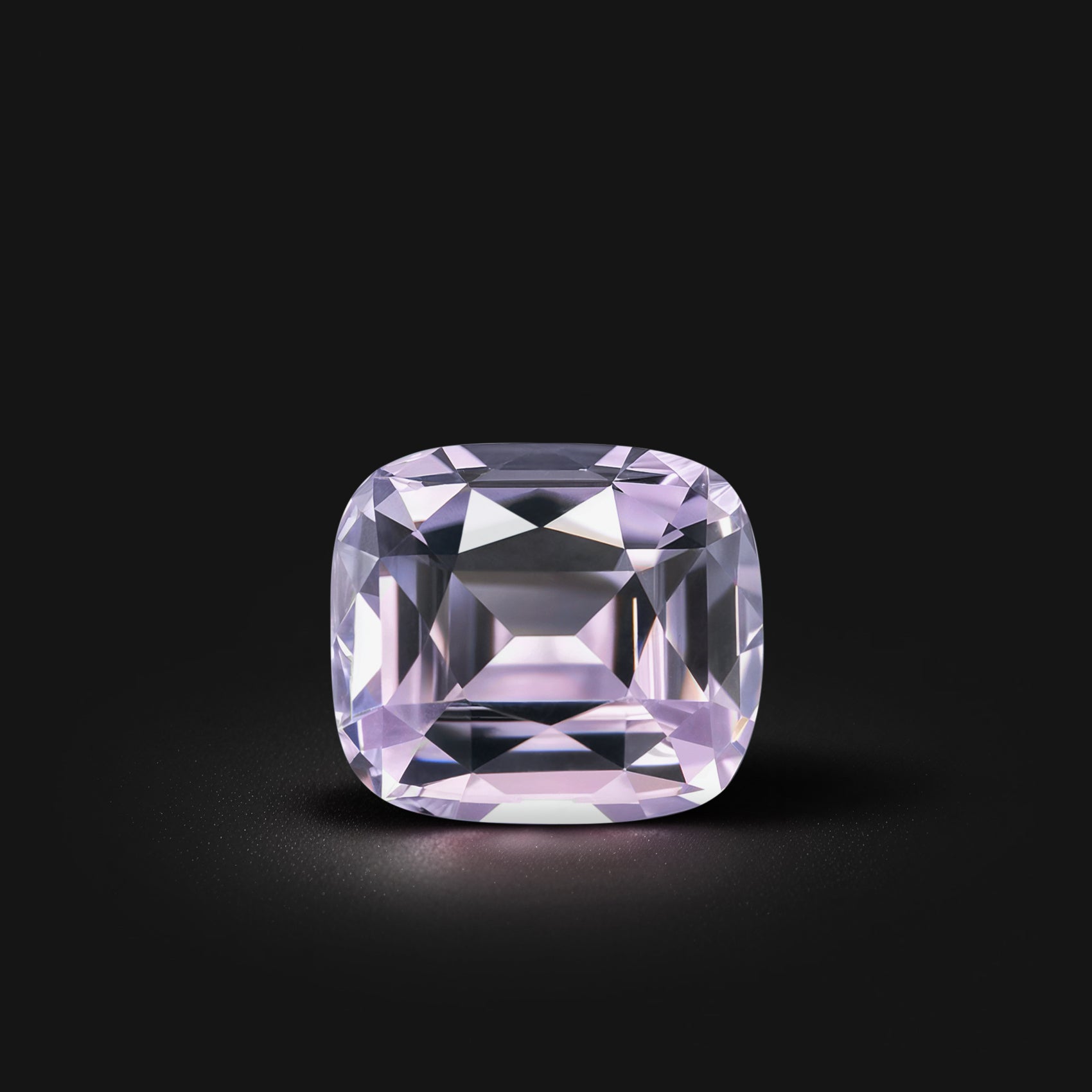 Spinelle violet coussin rectangle facetté 1,84ct, couleur violet-gris très léger, inclusions légères, provenance Sri Lanka