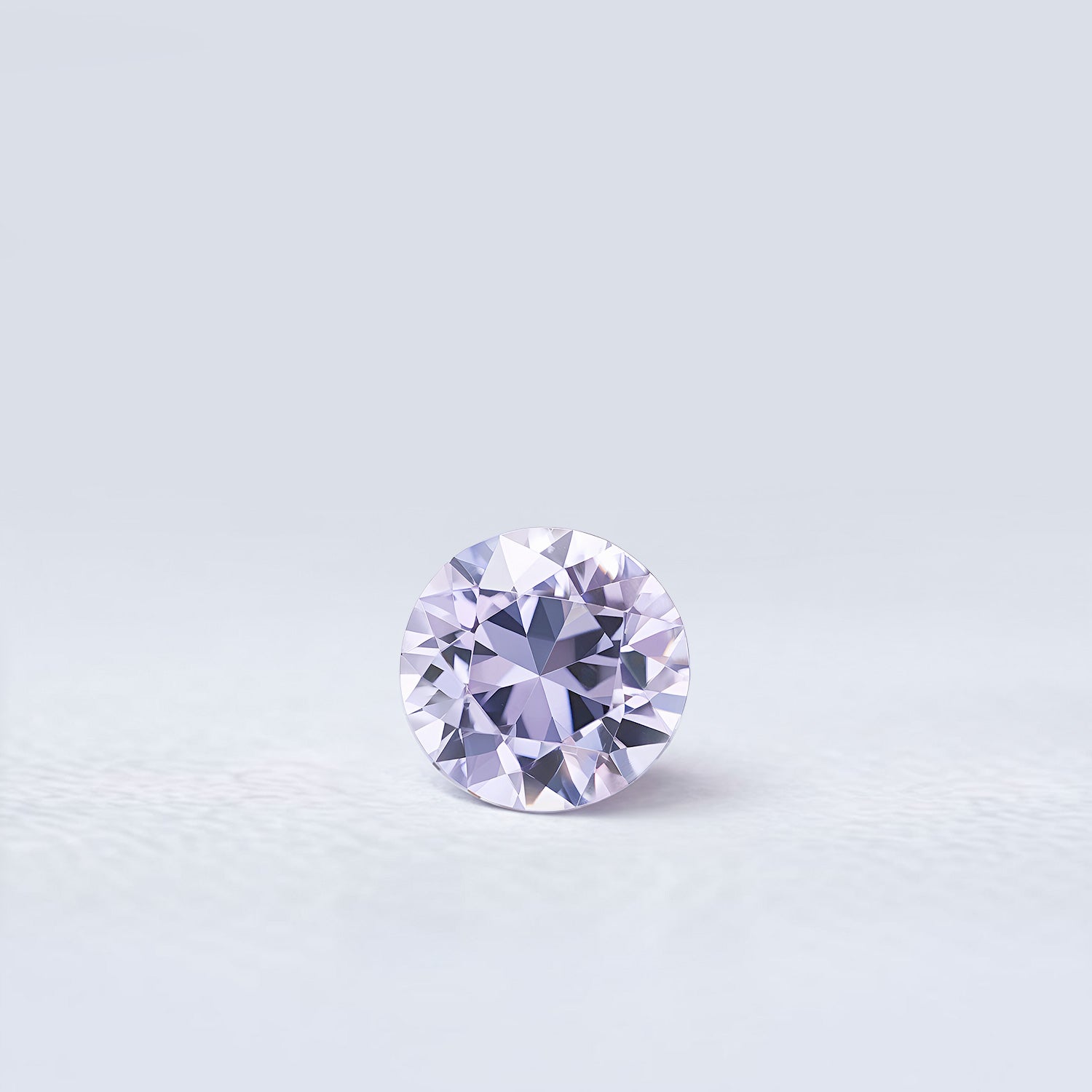 Spinelle naturel rond facetté de 1.66 carat, couleur gris-violet très léger, originaire de Tanzanie