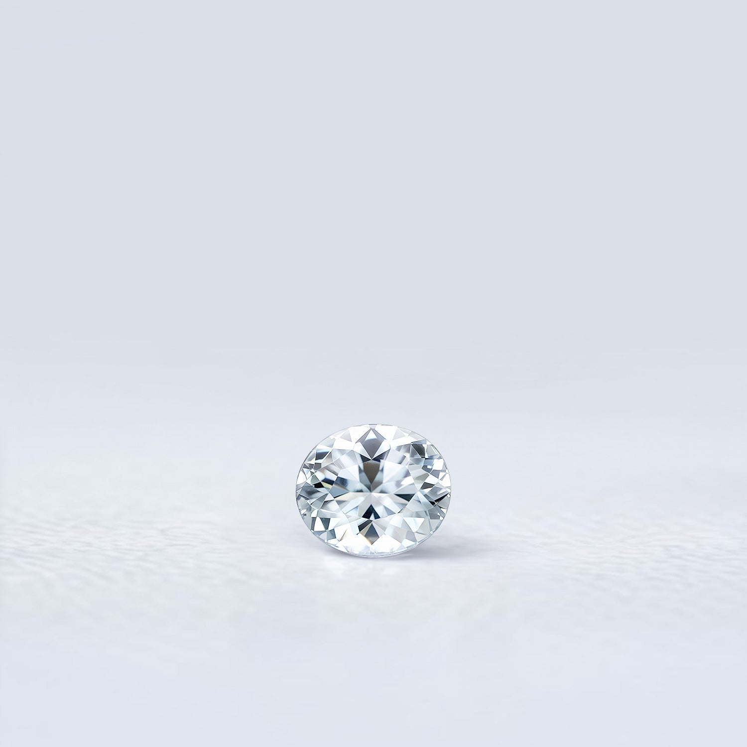 Spinelle naturel ovale facetté de 0.66 carat, couleur gris très léger, originaire du Sri-Lanka