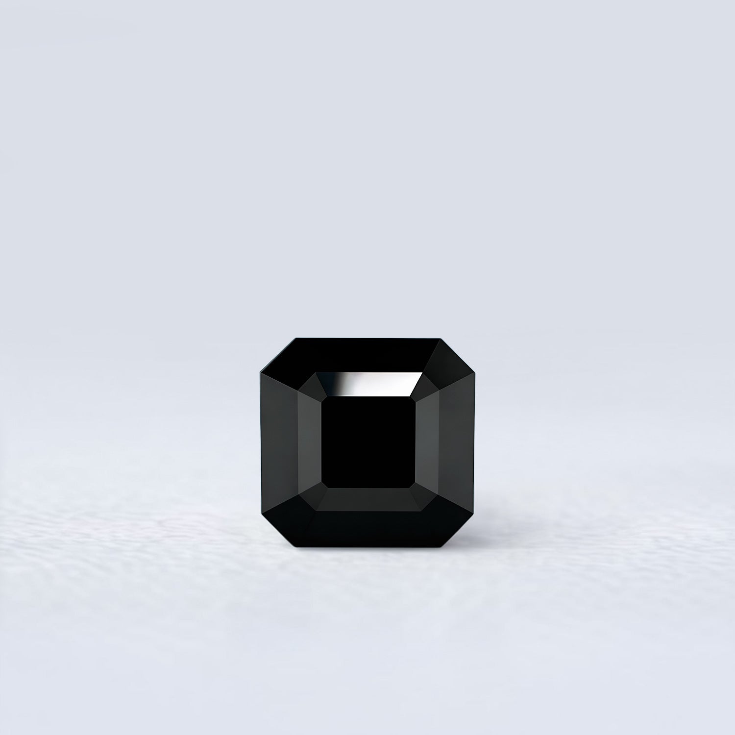 Spinelle noir naturel carré à pans coupés de 3.88 carats, facetté, originaire de Thaïlande, sans inclusion visible à l’œil nu.