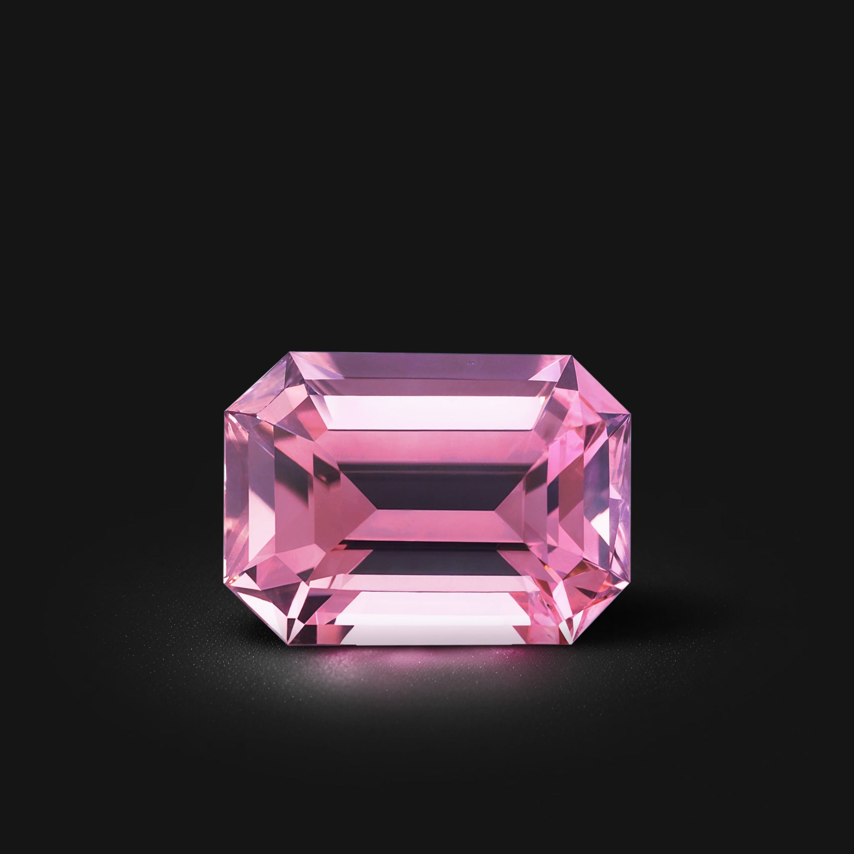 Spinelle rose rectangle à pans coupés facetté 1,72ct, rose-violet soutenu, très légèrement inclus, gemme rare, origine Vietnam