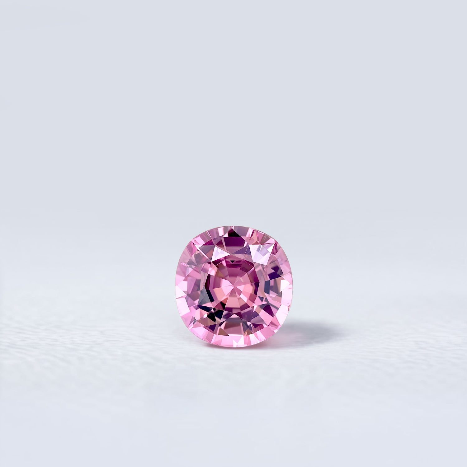 Spinelle rose coussin carré facetté 1,67ct, rose-violet prononcé, pureté parfaite, gemme rare, provenance Vietnam