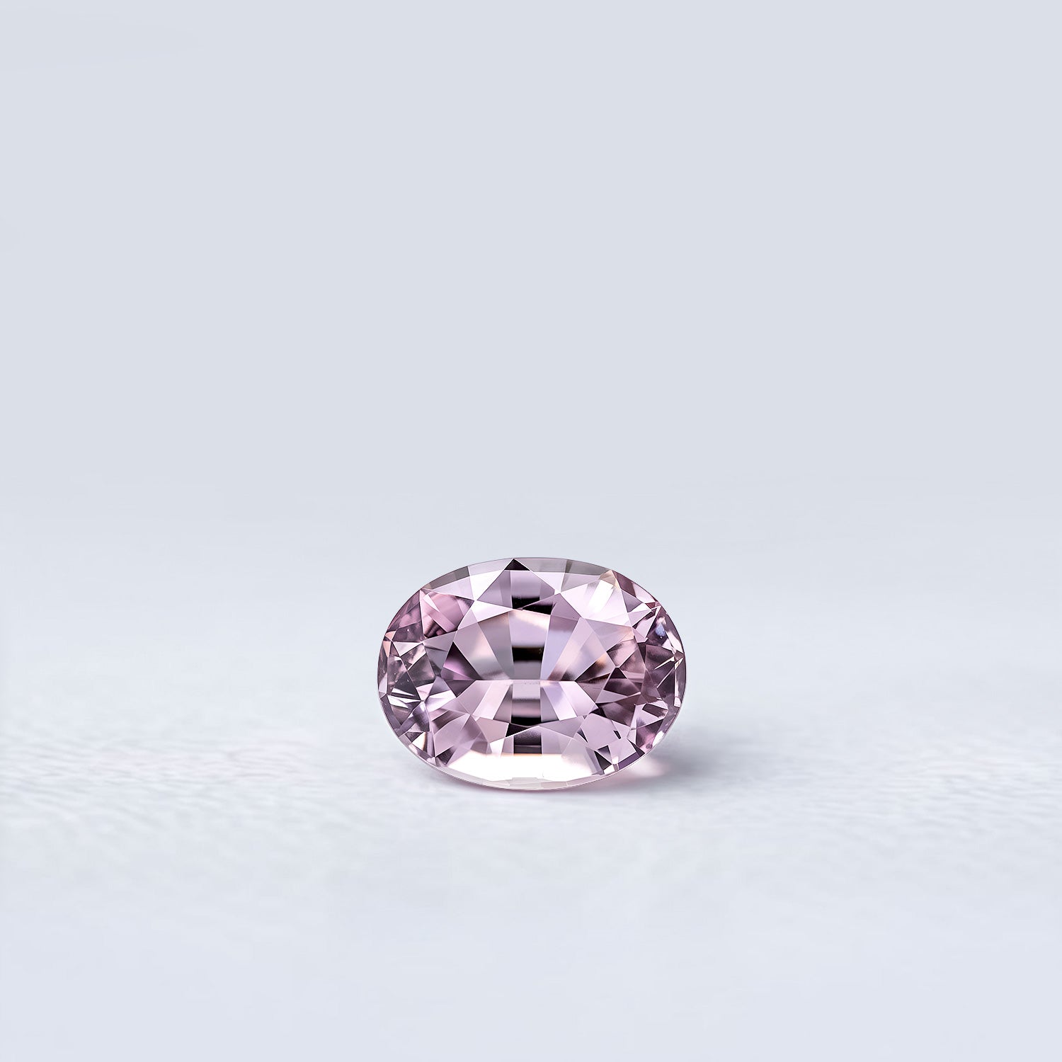 Spinelle violet ovale facetté 1,35ct, couleur violet-gris léger, pureté sans inclusion, Madagascar