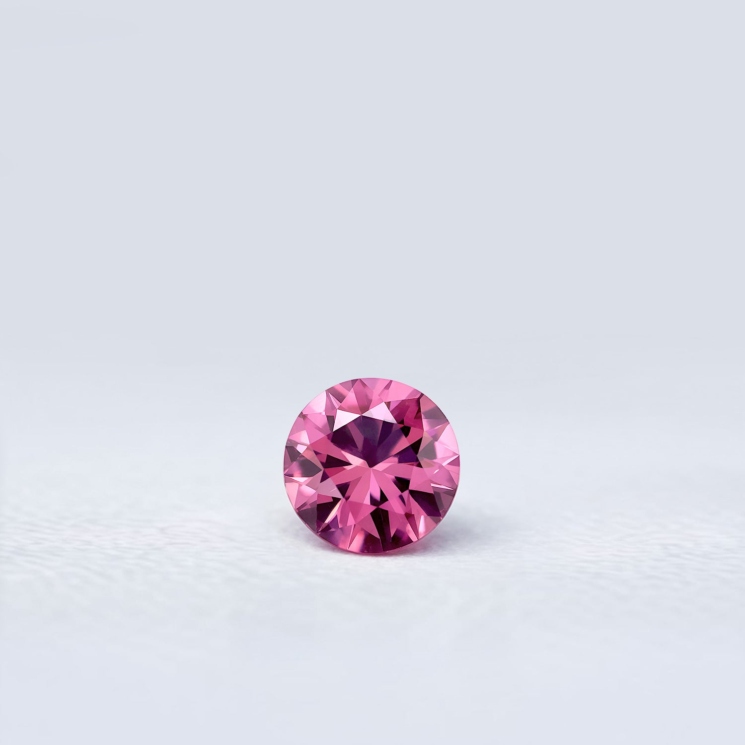 Spinelle violet rond facetté 1,02ct, violet profond, légèrement inclus, Sri Lanka