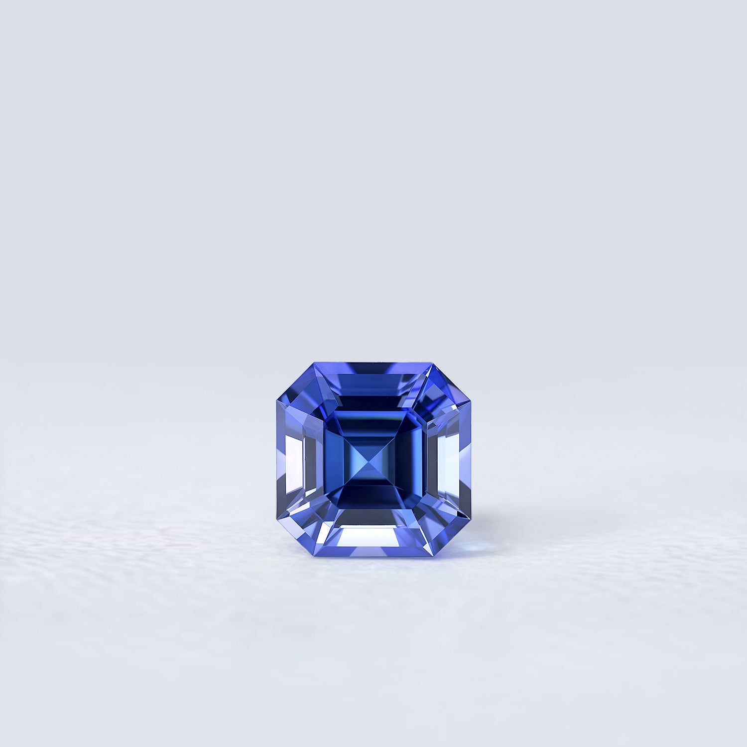 Tanzanite naturelle forme carré à pans coupés de 2.45 carats facettée, bleu-violet soutenu, originaire de Tanzanie.