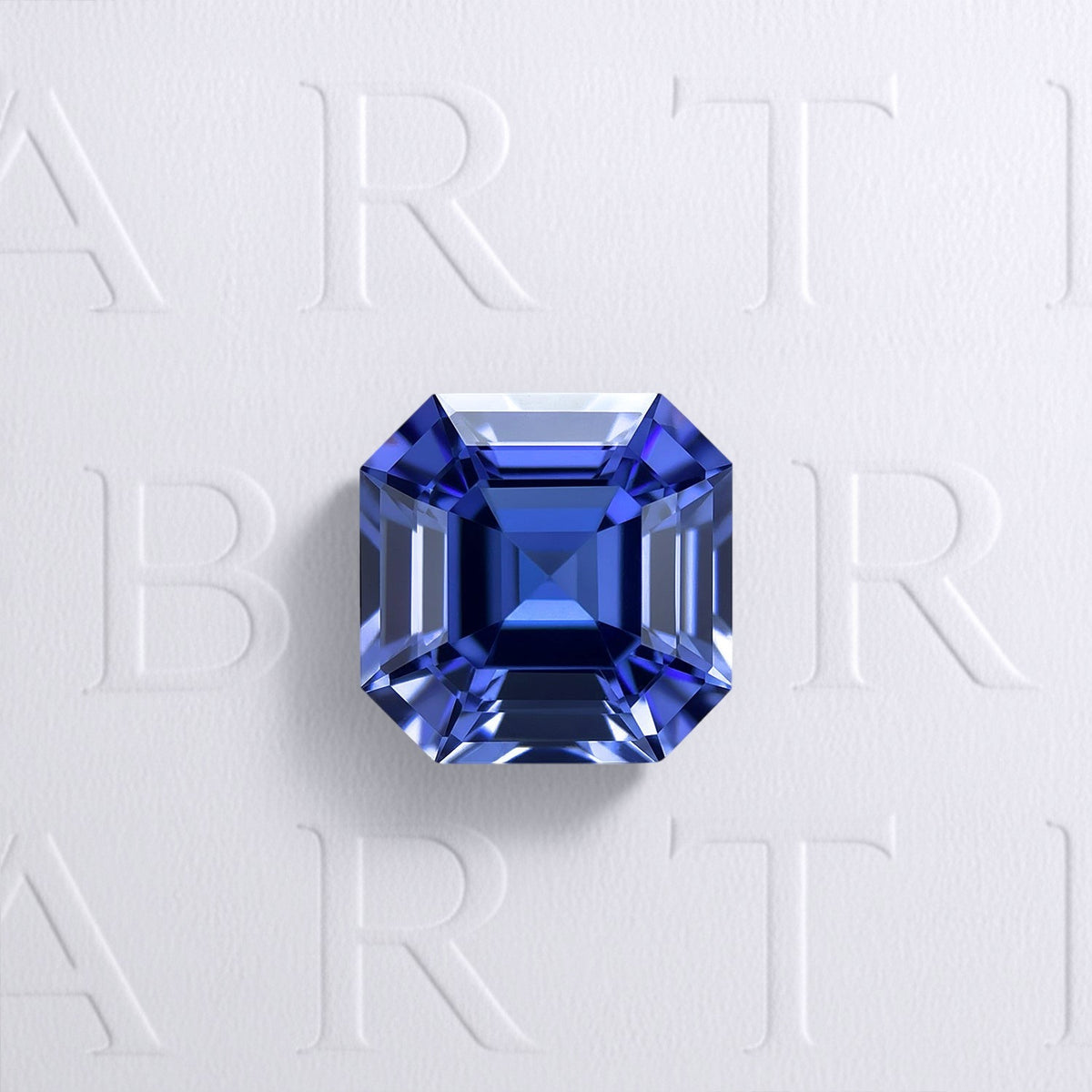 Tanzanite naturelle forme carré à pans coupés de 2.45 carats facettée, bleu-violet soutenu, chauffe classique, originaire de Tanzanie.