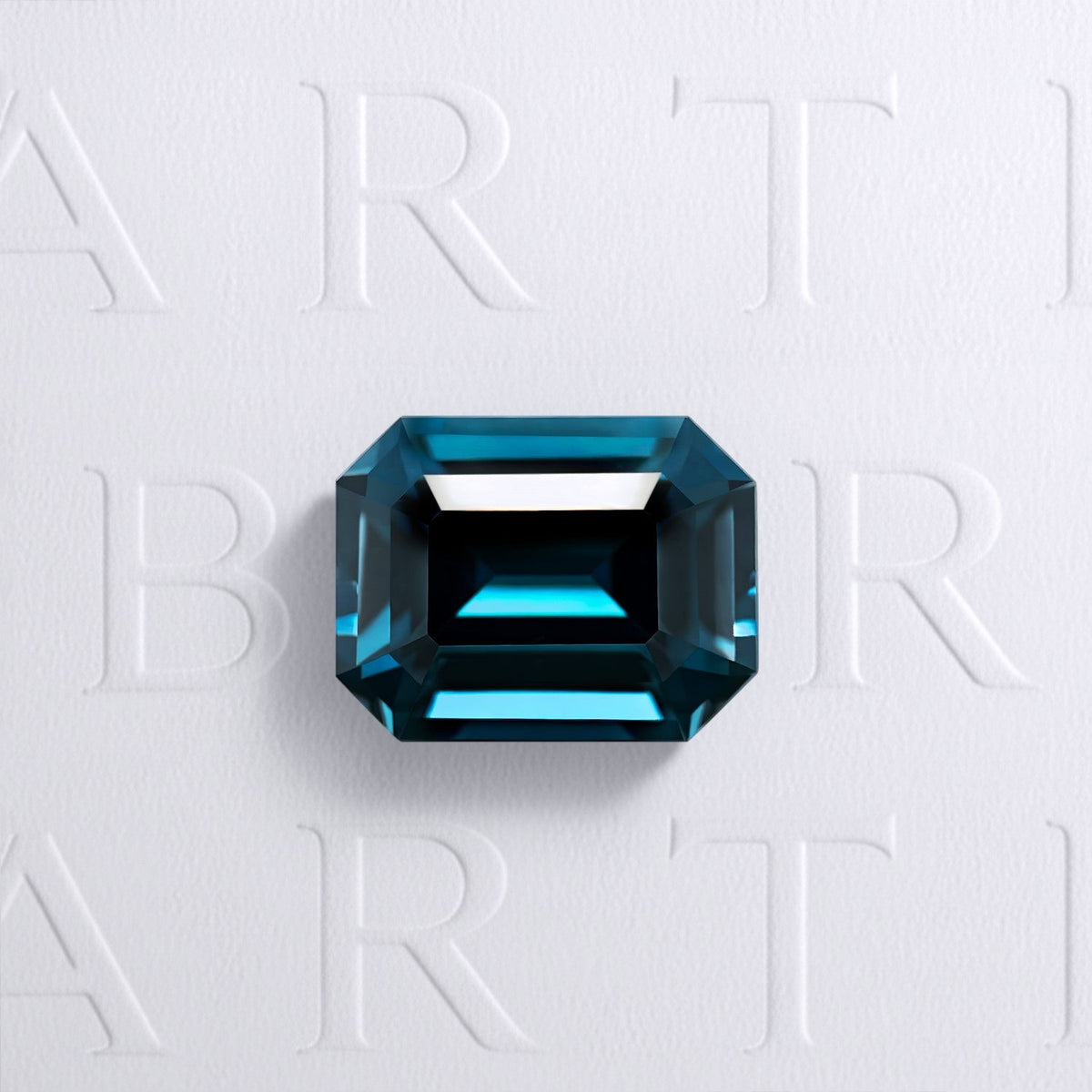 Topaze bleue naturelle London Blue rectangle à pans coupés facettée de 2.64 carats, originaire du Brésil, de couleur cyan-bleuté profond et très légèrement incluse.