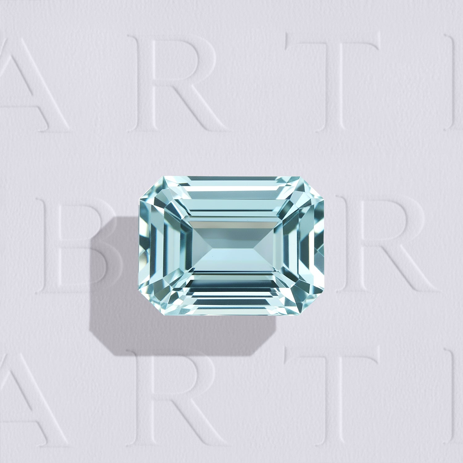 Topaze bleue rectangle taille émeraude facettée 2,77ct, teinte cyan-bleuté très légère, pureté parfaite, traitée, origine Brésil