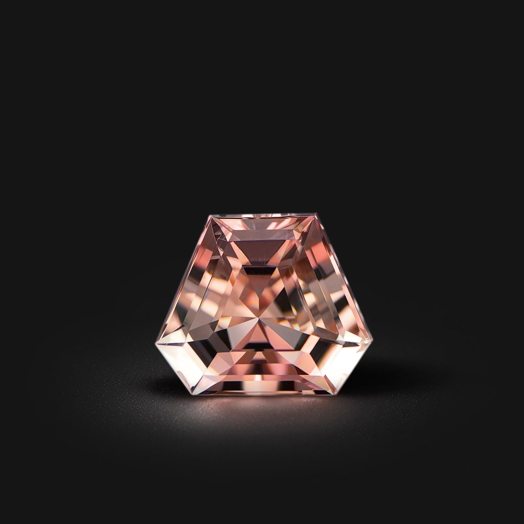 Tourmaline bicolore naturelle 1,98 carat, forme abstraite facettée, provenance Congo, nuances bicolores