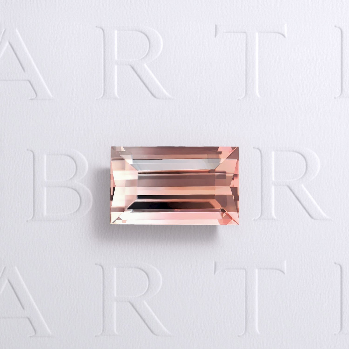 Tourmaline bicolore naturelle rectangle facettée de 1.14 carat, originaire de République démocratique du Congo, aux couleurs bicolores prononcées, sans inclusion visible à l'œil nu et non traitée.