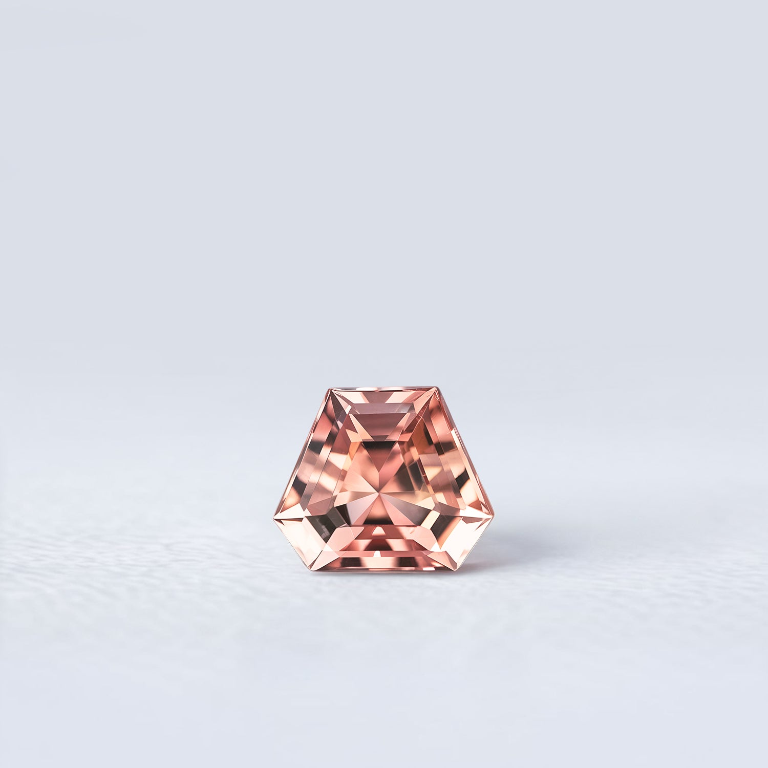 Tourmaline bicolore naturelle 1,98 carat, forme abstraite facettée, provenance Congo, nuances bicolores