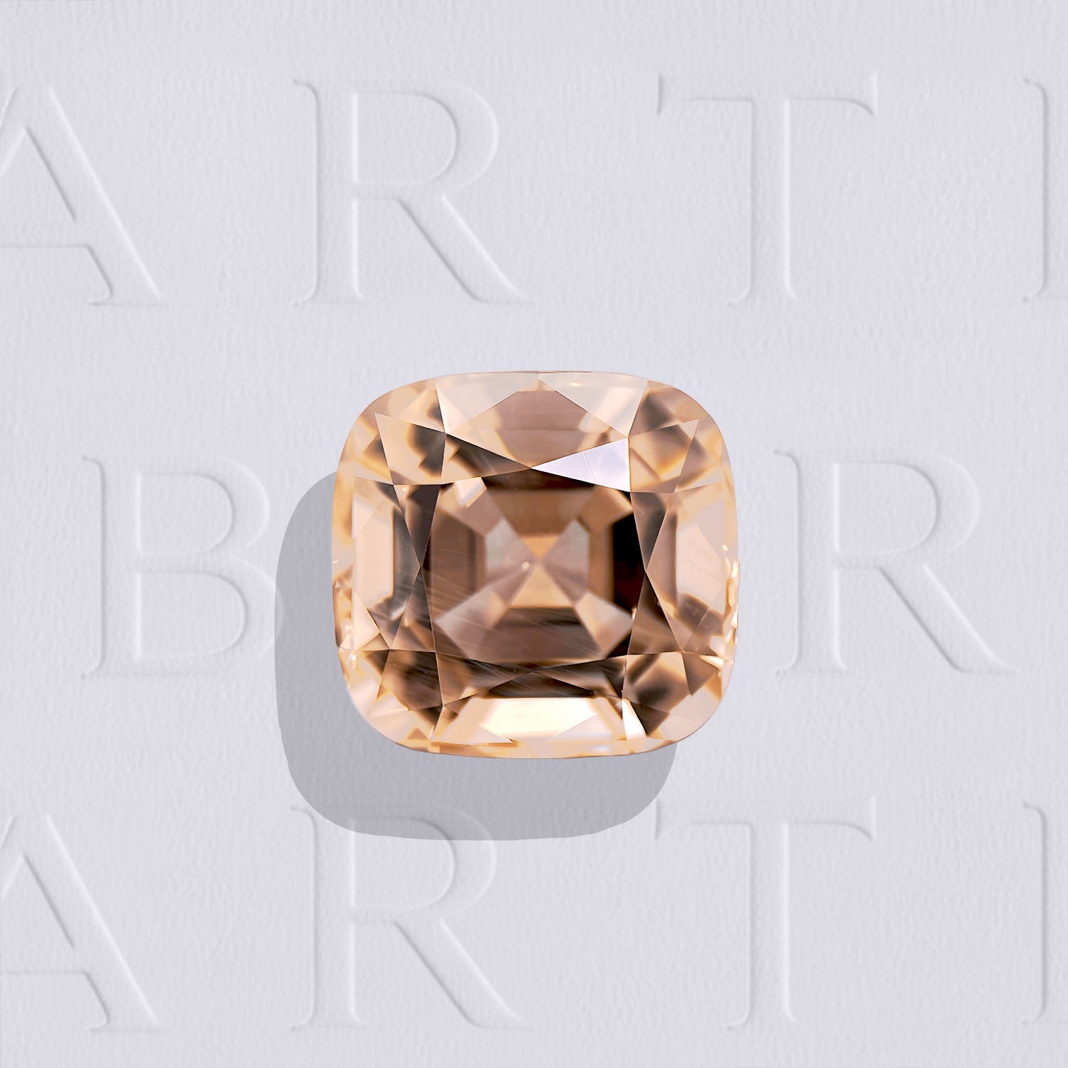 Tourmaline naturelle coussin carré facettée de 3.16 carats, originaire de RD Congo, de couleur brun-jaune prononcé aux nuances champagne, sans inclusion visible à l'œil nu et non traitée.