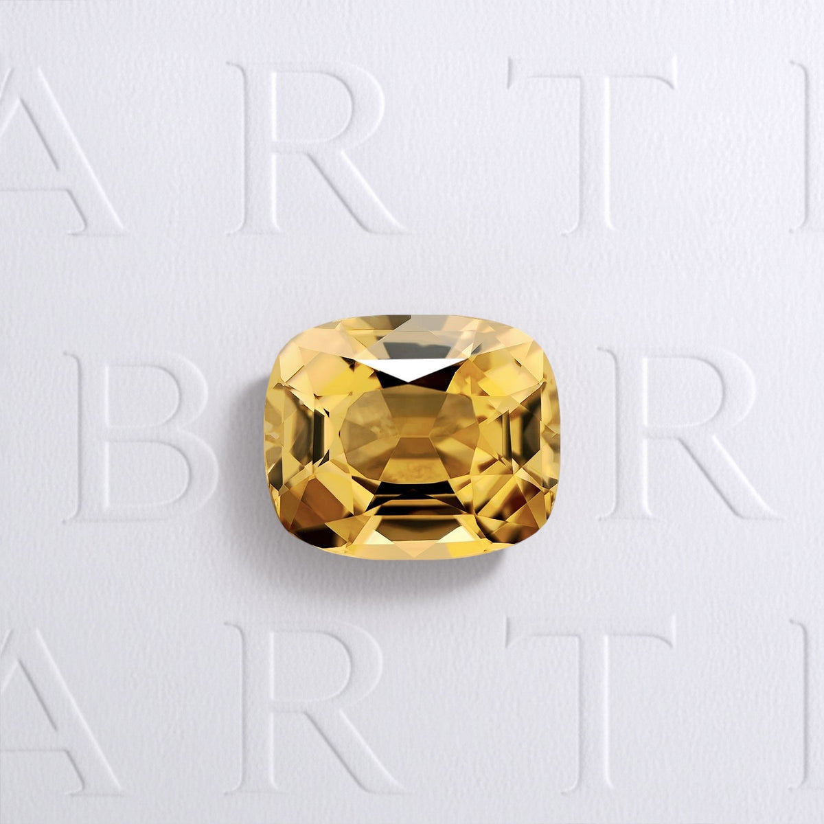 Tourmaline naturelle coussin rectangle facettée de 2.20 carats, originaire de Tanzanie, de couleur jaune-orangé prononcé et légèrement incluse. Aucun traitement.