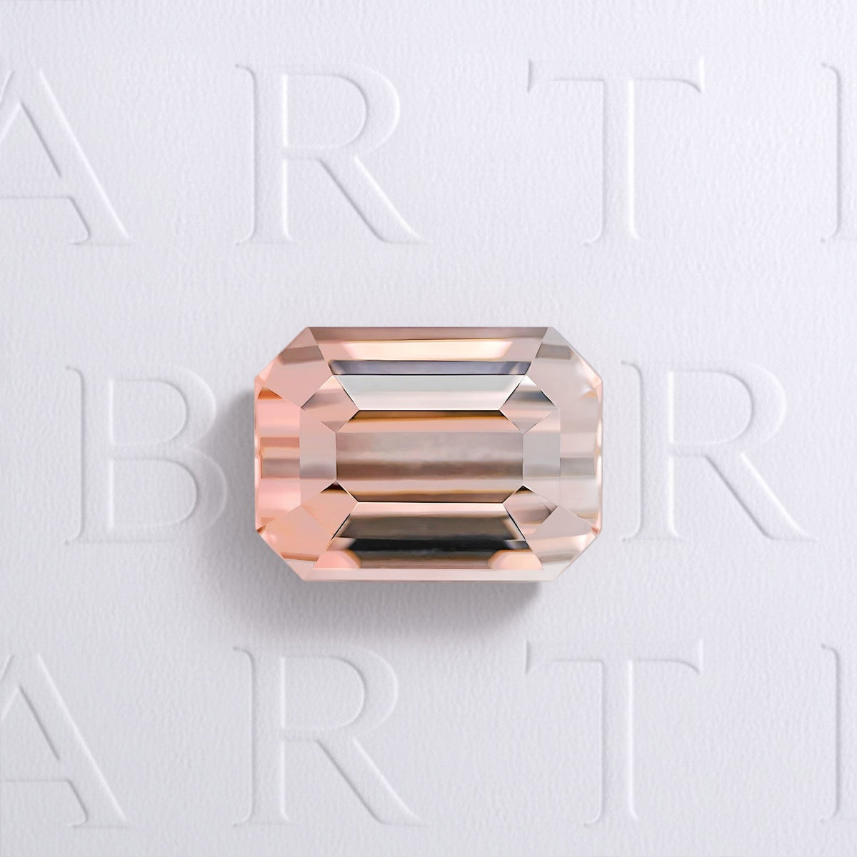 Tourmaline bicolore naturelle rectangle à pans coupés facettée de 2.05 carats, originaire de RD Congo, de couleur orange rosé à orange brun, sans inclusion visible à l’œil nu. Aucun traitement.