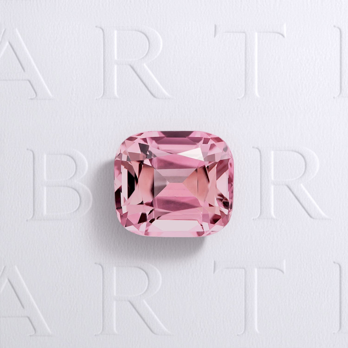 Tourmaline rose naturelle coussin rectangle facettée de 2.51 carats, originaire de la République démocratique du Congo, de couleur rose prononcé et très légèrement incluse.