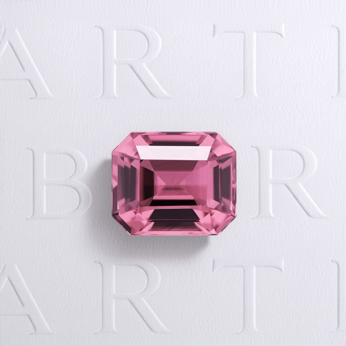 Tourmaline rose naturelle rectangle à pans coupés facettée de 2.40 carats, de couleur rose soutenu, originaire du Congo et sans inclusion visible à l'œil nu.