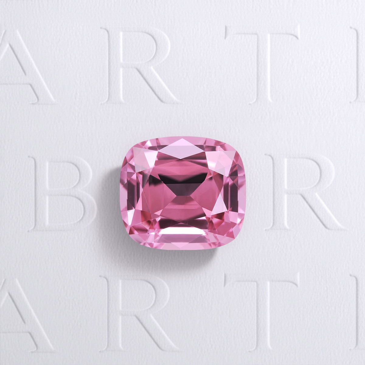 Tourmaline rose naturelle coussin rectangle facettée de 2.95 carats, de couleur rose soutenu, originaire de la République démocratique du Congo et sans inclusion visible à l'œil nu.