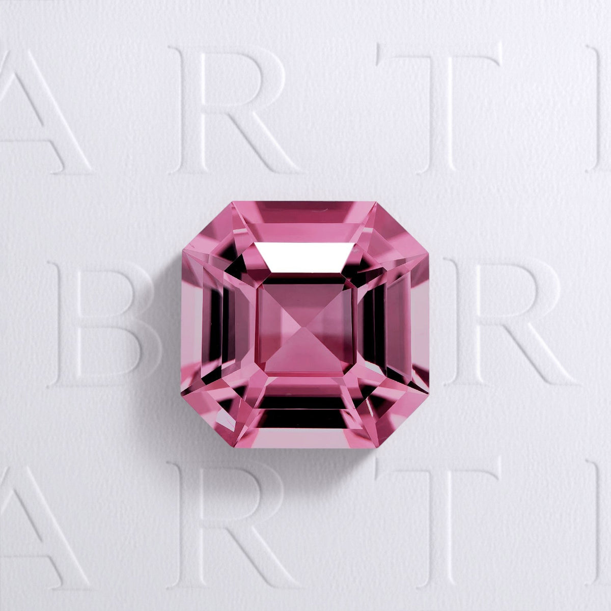 Tourmaline rose naturelle carré à pans coupés facettée de 5.55 carats, originaire de la République démocratique du Congo, de couleur rose soutenu et légèrement incluse.