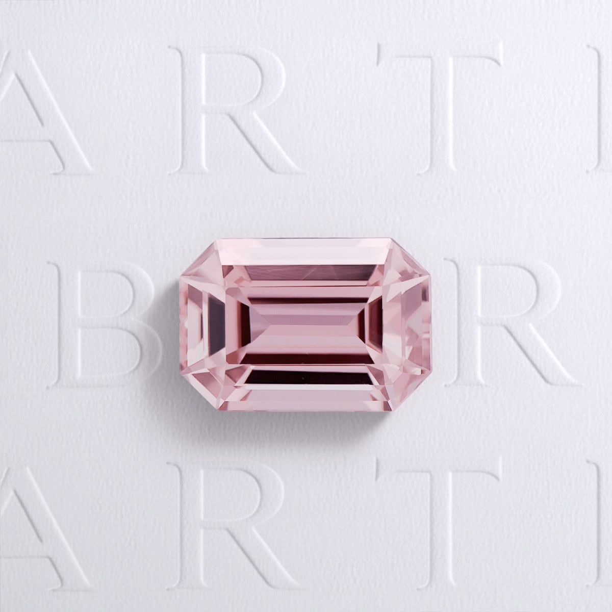 Tourmaline rose naturelle rectangle à pans coupés facettée de 2.05 carats, originaire de la République démocratique du Congo, de couleur rose léger et sans inclusion visible à l'œil nu.