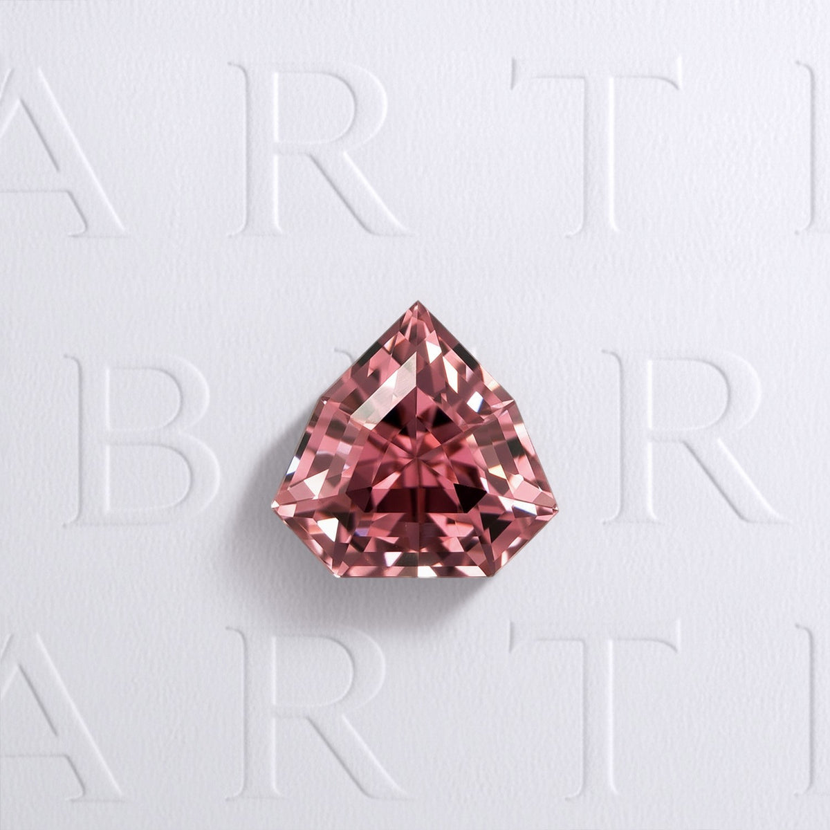 Tourmaline rose naturelle facettée de 2.43 carats, forme abstraite, couleur rose-violet soutenu, aucun traitement, très légèrement incluse.