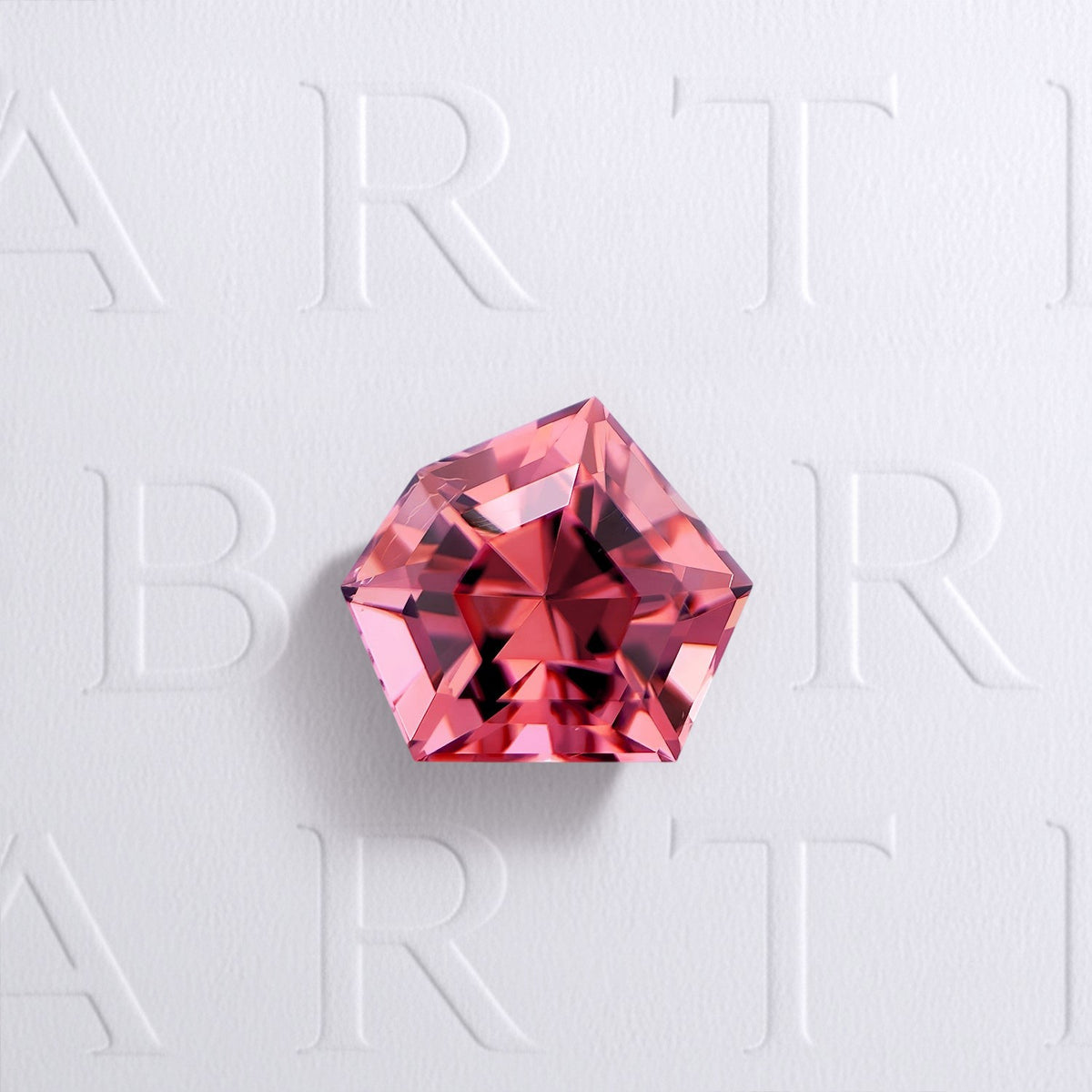 Tourmaline naturelle abstraite facettée de 2.12 carats, originaire de RD Congo, très légèrement incluse, non traitée, aux dimensions de 8.2 x 7.8 x 6.0mm.