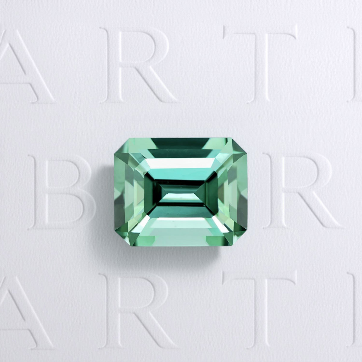 Tourmaline verte naturelle rectangle à pans coupés facettée de 2.23 carats, originaire de RD Congo, de couleur vert-bleuté soutenu, sans inclusion visible à l'œil nu. Aucun traitement.