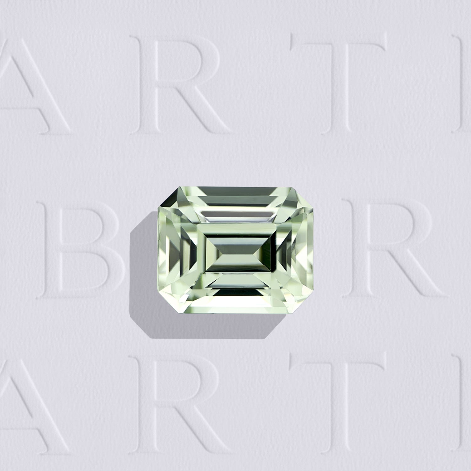 Tourmaline verte naturelle rectangle à pans coupés facettée de 1.18 carat, originaire du Congo, de couleur vert-jaune très léger. TRaitement: aucun.