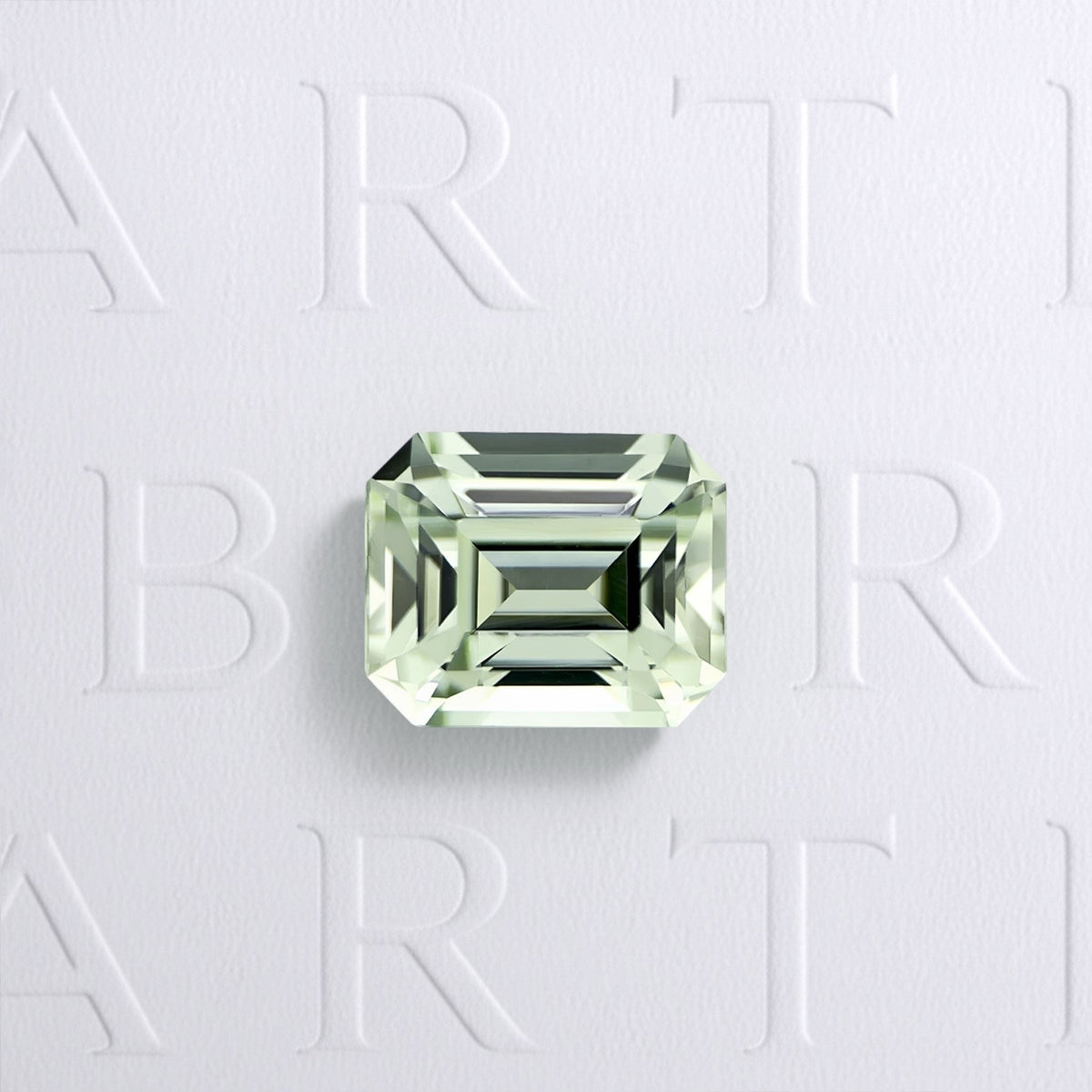 Tourmaline verte naturelle rectangle à pans coupés facettée de 1.18 carat, originaire du Congo, de couleur vert-jaune très léger. TRaitement: aucun.