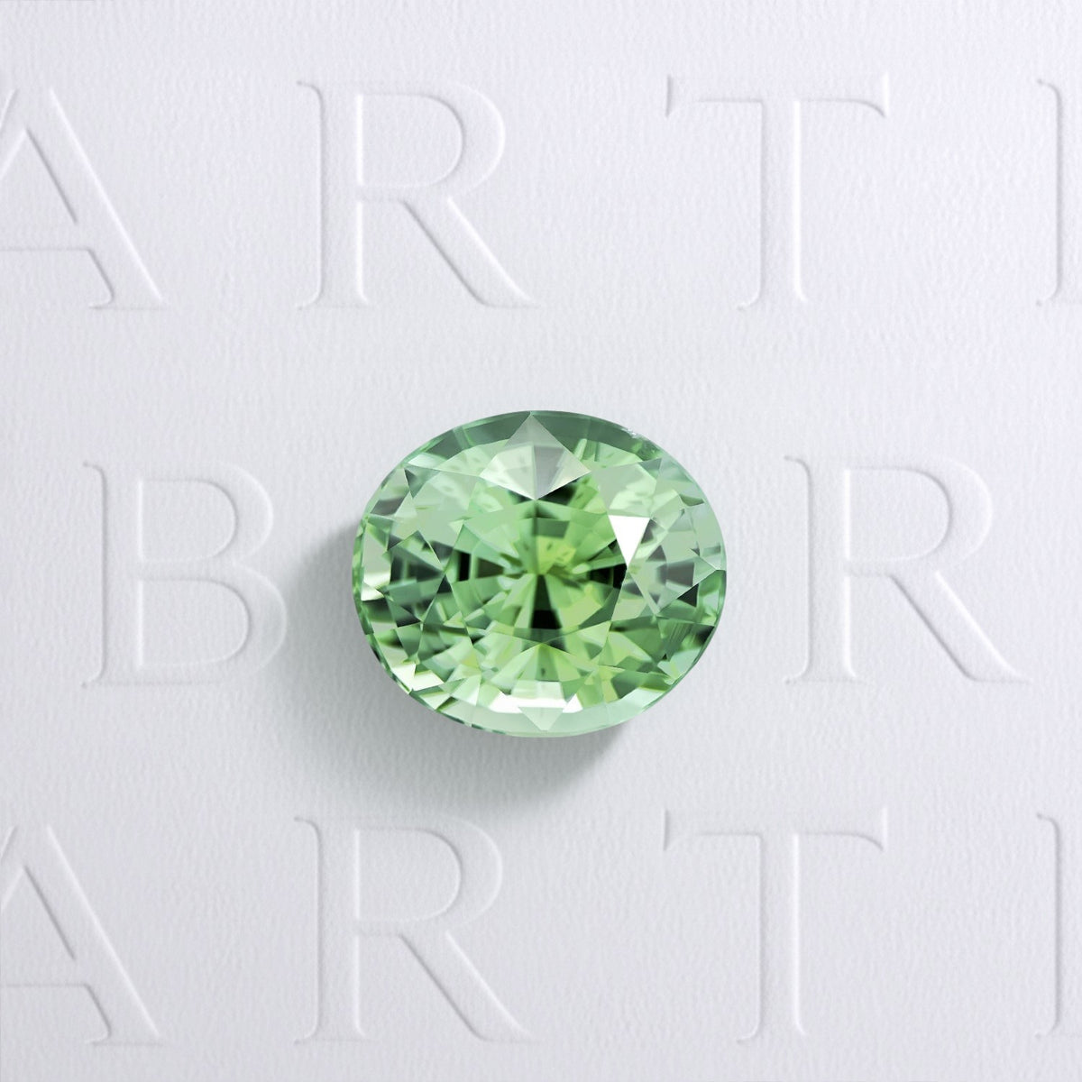 Tourmaline verte naturelle ovale facettée de 2.01 carats, originaire de RD Congo, de couleur vert soutenu, légèrement incluse. Aucun traitement.