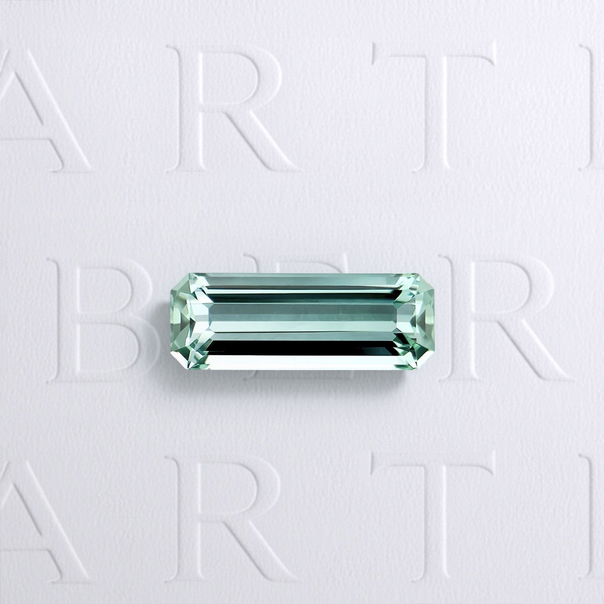 Tourmaline verte naturelle rectangle à pans coupés allongée de 1.77 carat, originaire de RD Congo, de couleur vert-bleuté léger, très légèrement incluse et non traitée.
