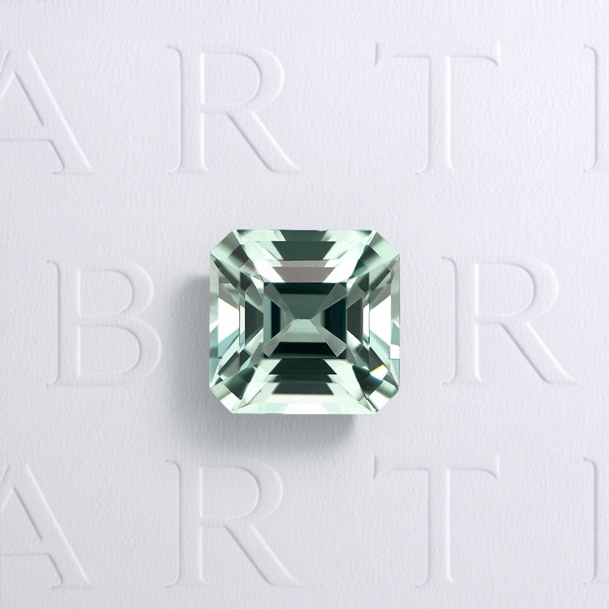 Tourmaline verte naturelle non traitée carrée à pans coupés facettée de 0.91 carat, de couleur vert léger et sans inclusion visible à l'œil nu.