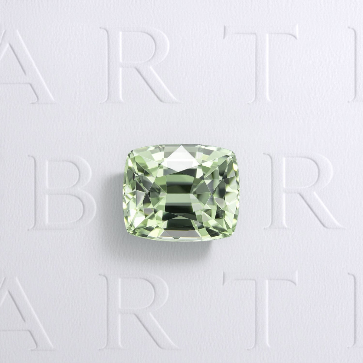 Tourmaline verte naturelle de 1.14 carat, origine République Démocratique du Congo, taille coussin rectangle facettée, aucun traitement, couleur vert-jaune léger, sans inclusion visible à l’œil nu.